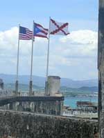 Die Fahnen Puerto Ricos und der USA wehen immer gemeinsam, hier mit der Stadtfahne von San Jaun